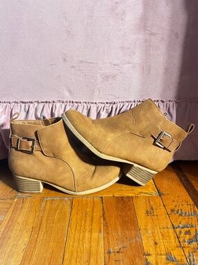 The Children’s Place Girls Tan Faux Suede Buckle Ankle Boots - Size 4